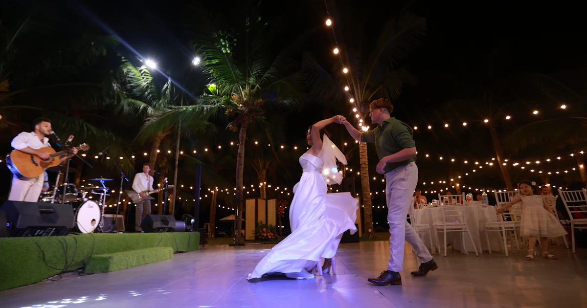 Par pleše prvi ples na venčanju