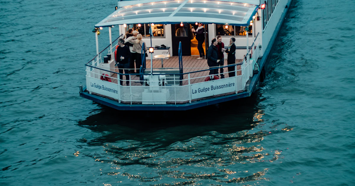 Splav dekorisan za venčanje sa pogledom na reku