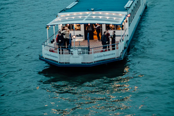 Splav dekorisan za venčanje sa pogledom na reku